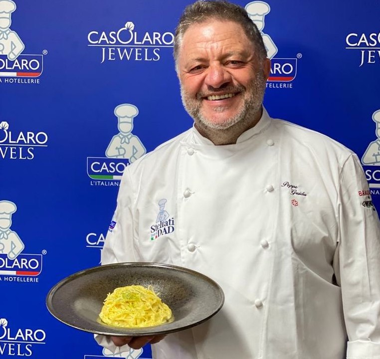 chef Peppe Guida con piatto di pasta